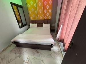 Hotel Shri Girdhari Palace and Restaurant