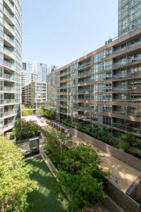Central 2-BR Getaway Stroll to CN Tower