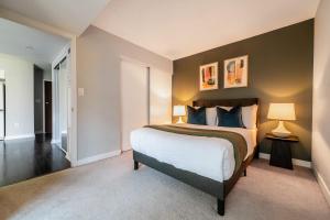 Central 2-BR Getaway Stroll to CN Tower