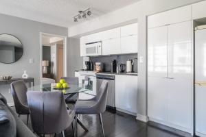 Central 2-BR Getaway Stroll to CN Tower