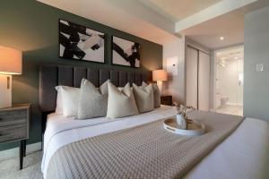 Central 2-BR Getaway Stroll to CN Tower