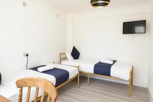 All Seasons Gatwick Guest House & Parking