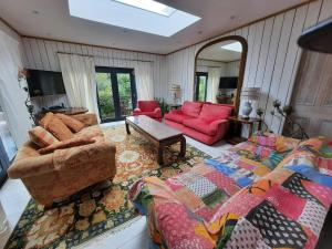 Hollyoak Sanctuary: 4 bedroom cosy Woodland Lodge Retreat