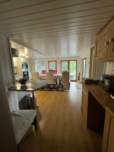 Hollyoak Sanctuary: 4 bedroom cosy Woodland Lodge Retreat