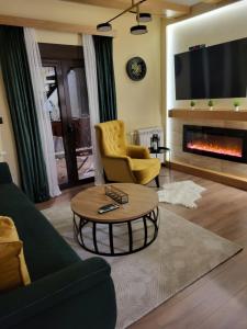 Tara Saric Duplex