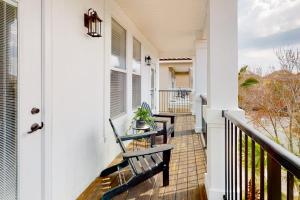 Dog-friendly home near beach with pool access two balconies wet bar & WD