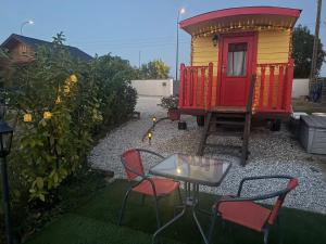 " Domaine des chevrettes roulotte romantique"