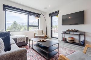 Revys Peak Condo - Hot Tub with View