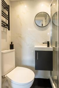Vibrant Hackney Studio with City Access