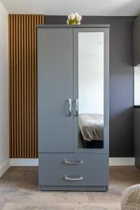 Vibrant Hackney Studio with City Access