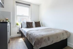 Vibrant Hackney Studio with City Access