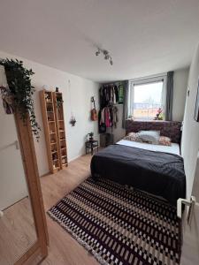 Vierdaagse apartment next to bus, train station & shops