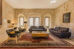 Célestin - Charming Historic Stone Duplex with Private Patio & Air Conditioning