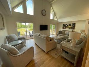 Catskill Mt Retreat: Vineyard Views & Hot Tub- 8BR - Holiday Home