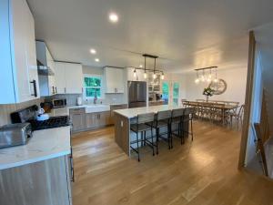 Catskill Mt Retreat: Vineyard Views & Hot Tub- 8BR - Holiday Home