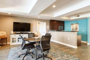 Ocean & Marina View Condo with Balcony, Pool, Hot Tub & Gym