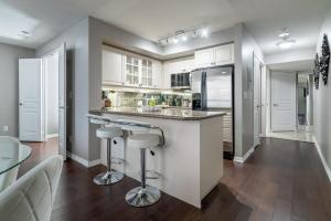 Trendy Retreat Chic 2BR Suite Near City Sights