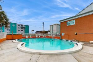 Cozy coastal condo with shared pool shared washer&dryer and beach access