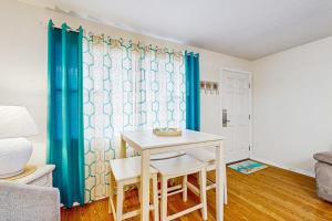 Cozy coastal condo with shared pool shared washer&dryer and beach access