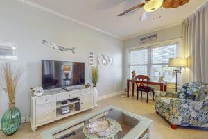Waters Edge 201-Spacious 2nd floor condo on Okaloosa Island with Gulf-front pool Beach service & Gym
