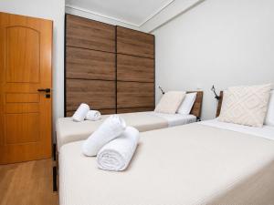 Top Floor Apartment near The Mall Athens - Private Parking