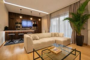 Top Floor Apartment near The Mall Athens - Private Parking