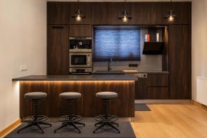 Top Floor Apartment near The Mall Athens - Private Parking
