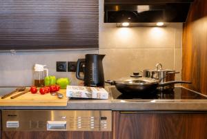 Top Floor Apartment near The Mall Athens - Private Parking