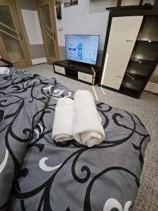 APARTMAN WOLF Luxusné priestranné ubytovanie s Výhľadom na hory s Bezplatným Parkovaním Veľkou SMART TV Rýchlym Optickým Internetom Priamo v PB Tichá lokalita Všetko na blízku Vhodné pre Rodinu Skupinu Pracovné cesty aj Turistiku Plne v