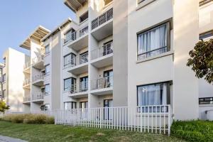 Luxury 2Bed 2Bath Apt With Private Garden And Pool Access in Sandton