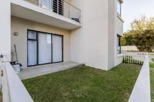 Luxury 2Bed 2Bath Apt With Private Garden And Pool Access in Sandton