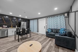 Charming 1BR Heights Apt with Pool and Free Park