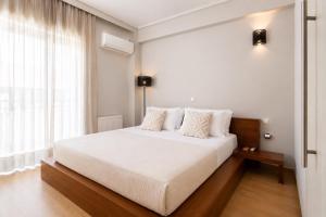 Top Floor Apartment near The Mall Athens - Private Parking