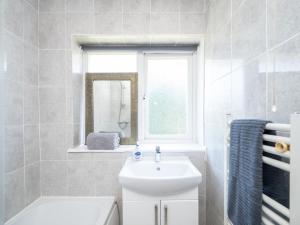 4 Bed House, With Garden, Close To Gatwick