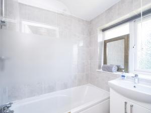 4 Bed House, With Garden, Close To Gatwick