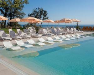 Luxury Sea View Appartment with Beach Access - Parking & Heated Pool