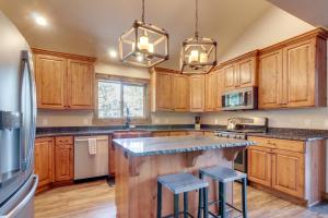 Longview Lodge w Furnished Deck & Fire Pit!