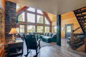 Longview Lodge w Furnished Deck & Fire Pit!