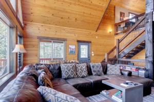 Longview Lodge w Furnished Deck & Fire Pit!