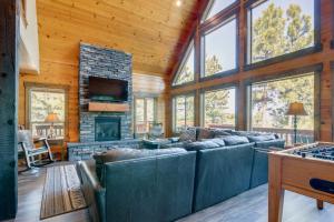 Longview Lodge w Furnished Deck & Fire Pit!