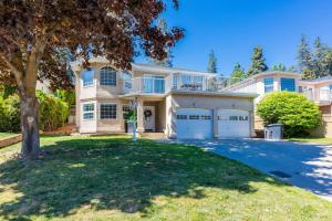 Mountain Views and Private Pool, Kelowna