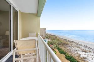 Stunning top-floor condo with balcony pool & beach access - great location