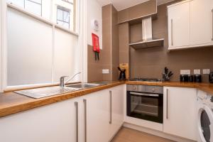 Centrally located 3 bed Townhouse with garden - Pass the Keys