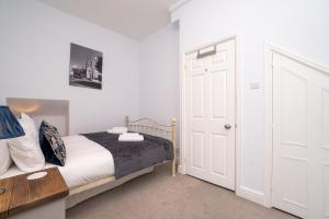 Centrally located 3 bed Townhouse with garden - Pass the Keys