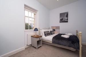 Centrally located 3 bed Townhouse with garden - Pass the Keys