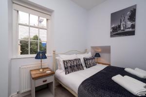 Centrally located 3 bed Townhouse with garden - Pass the Keys