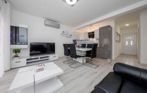 2 Bedroom Cozy Apartment In Rab Barbat