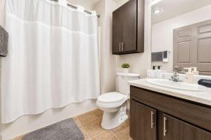 Modern River Market Loft Sleeps 6 Parking WiFi