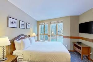 302 Well appointed Studio with Mountain and pool views by Elevate Vacations