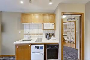 302 Well appointed Studio with Mountain and pool views by Elevate Vacations